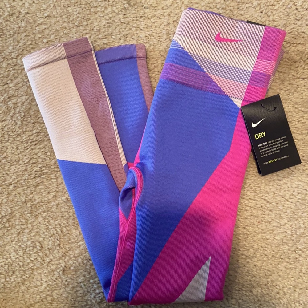 Women’s Nike sculpt lux tight fit 7/8 length leggings. Size XS